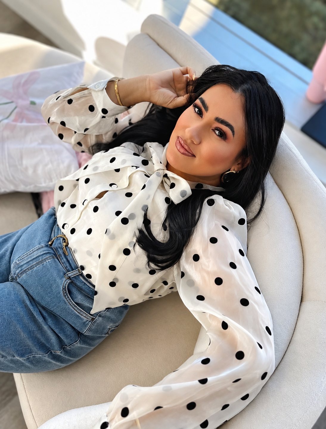 Darlene Araújo sorrindo, de blusa branca de poá