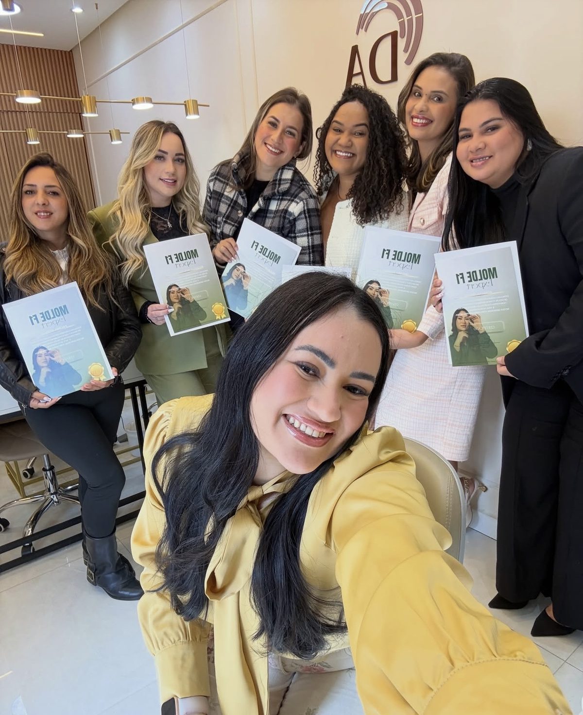 Darlene com alunas segurando a apostila Molde F1