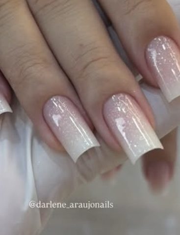Unhas quadradas com glitter