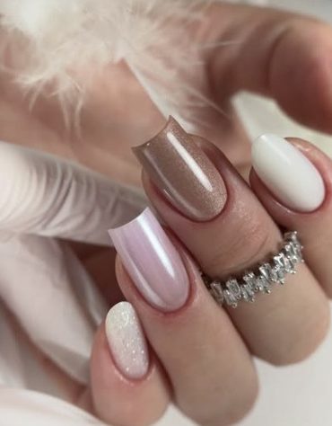 Unhas em tons nude com anel