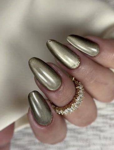 Unhas amendoadas cromadas