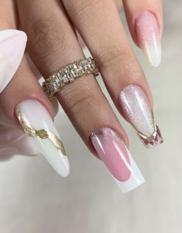 Unhas com degradê e detalhes dourados