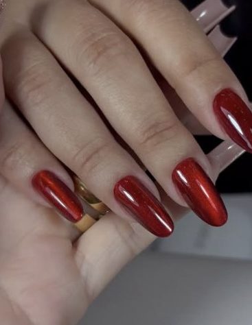 Unhas amendoadas vermelhas