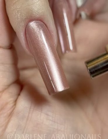 Unhas rosê com efeito cromado